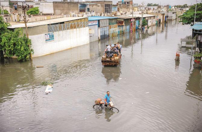 شدید بارش اور سیلاب سے متاثرہ گجرات پر اب گردابی طوفان کا خطرہ بھی منڈلا رہا ہے