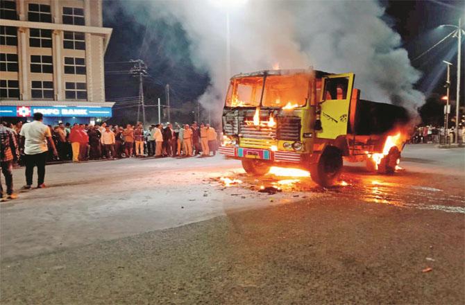 جلگائوں میں ڈمپر نےبائیک کو اڑا دیا،۹؍ سالہ بچے کی موت،مشتعل بھیڑ نے پولیس کے سامنے ڈمپرکو آگ لگائی