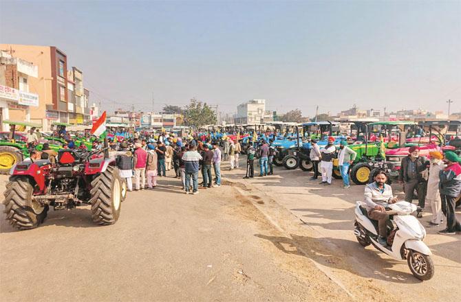 ملک کے مختلف خطوں میں کسانوں کا ٹریکٹر مارچ، کل ’ریل روکو احتجاج‘ کااعلان