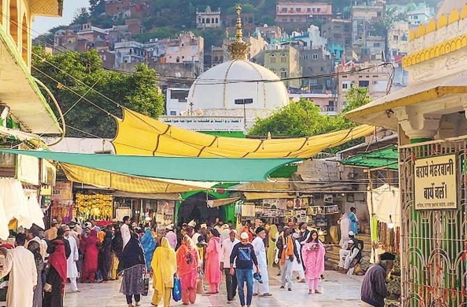 خواجہ اجمیری فقر و استغناء کا پیکر اور اپنے عمل سے ایثار و قربانی کی علامت تھے