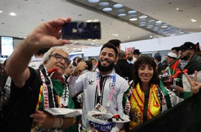 پیرس اولمپکس میں حصہ لینے پہنچے فلسطینی کھلاڑیوں کا نعروں اور تحفوں سے خیرمقدم