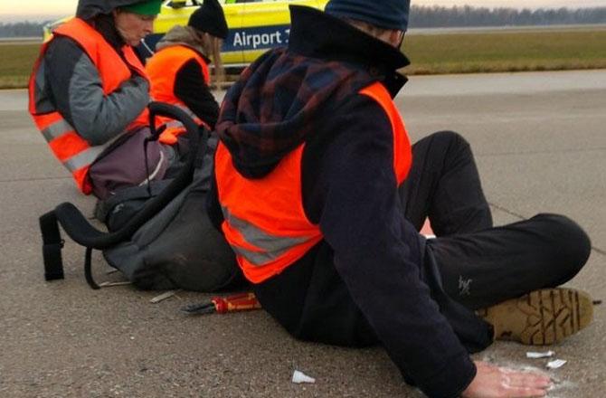 جرمنی: برلن ہوائی اڈہ پر مظاہرین نے خود کو ہوائی پٹی پر چپکا لیا، آمدورفت متاثر
