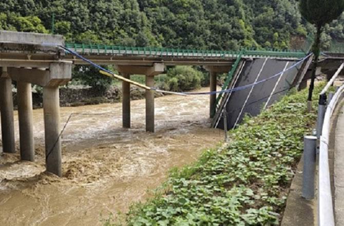 چین: موسلادھار بارش کے بعد پُل گرگیا، ۱۱؍ افراد جاں بحق، ۳۰؍ لاپتہ