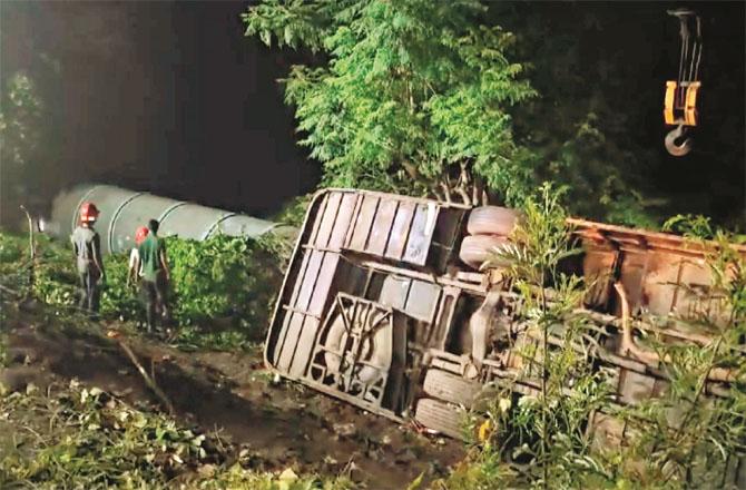 پنویل :ممبئی-پونے ایکسپریس وے پر تیز رفتار بس ٹریکٹر سے ٹکرا گئی، ۵؍افراد ہلاک