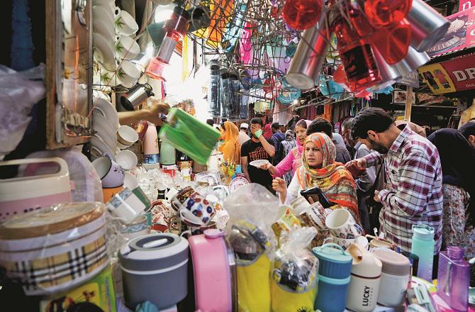 عیدالا لضحیٰ کے موقع پر کشمیر کے بازاروں میں گاہکوں کی زبردست گہما گہمی