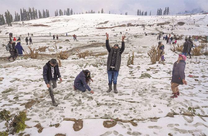 کشمیر : برف وباراں کے بعد موسم بہتر، کئی سڑکیں بند، درجہ حرارت مزید کم ہوا