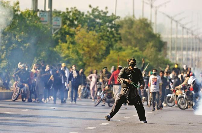 پی ٹی آئی کا احتجاج پُرتشدد، اسلام آباد میں فوج تعینات، دیکھتے ہی گولی مارنے کا حکم