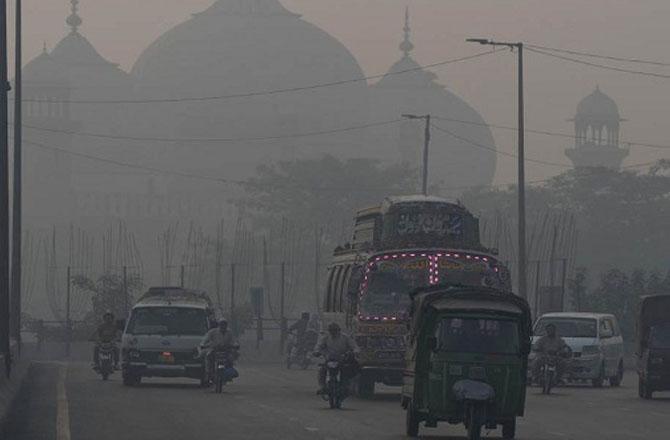 پاکستان میں فضائی آلودگی: پنجاب حکومت نے بیرونی سرگرمیوں اور بازار کے اوقات کو محدود کردیا 