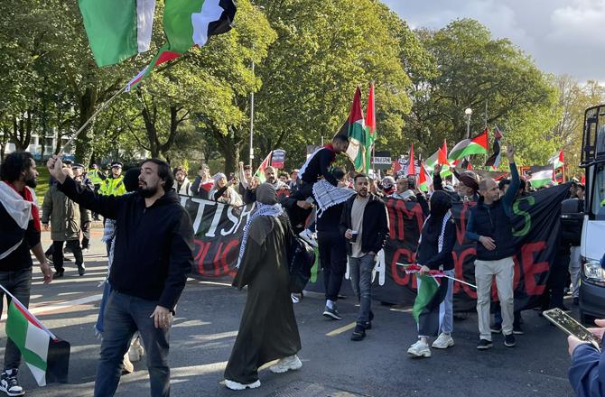 مانچسٹر یونیورسٹی: فلسطین حامی مظاہرین پہلے اسرائیلی پی ایم کے مجسمے ساتھ لے گئے