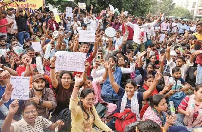 یوپی میں طلبہ کے احتجاج کا دوسرا دن ، کھلے آسمان کے نیچے رات گزاری 