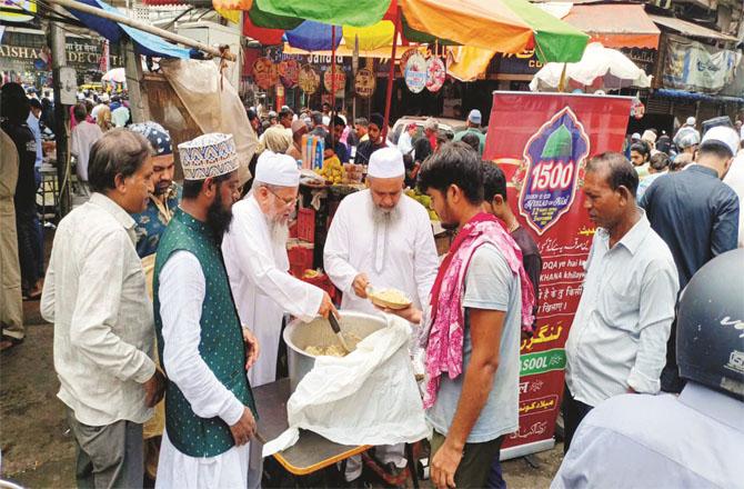 عید میلاد النبیؐ کے موقع پر مریضوں اور غریبوں کی امداد ، فلاحی کام بھی کئے گئے