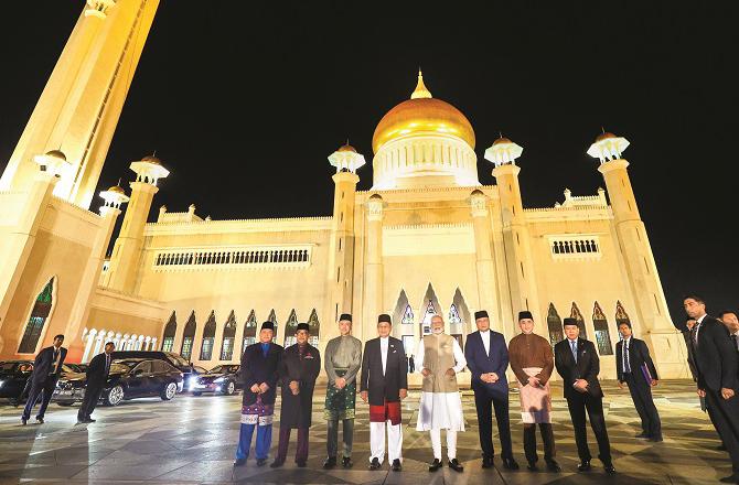 وزیراعظم مودی نے برونئی کی مشہور مسجد کا دورہ کیا، سنگاپور پہنچے