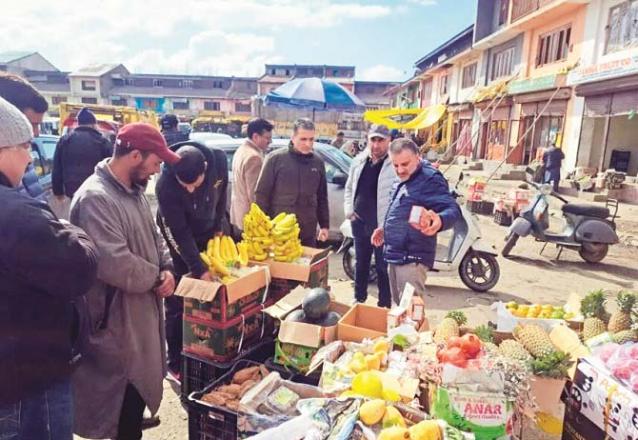 کشمیر: ماہ رمضان المبارک میںمہنگائی میں بے تحاشہ اضافہ،کیلا ۱۵۰؍ روپے درجن 