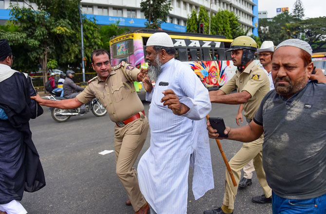 &nbsp;شہریت قانون کیخلاف احتجاج کرنے والے افراد کو بنگلور پولیس نے حراست میں لیا۔&nbsp;