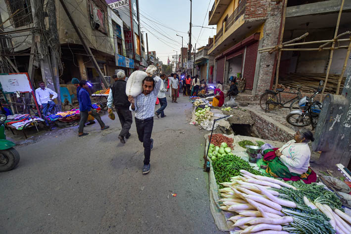 نارتھ ایسٹ دہلی کا شیووہار علاقہ میں ایک خاتون کو سبزی فروخت کرتے ہوئے دیکھا جاسکتاہے۔ یہی علاقہ سب سے زیادہ متاثر ہواتھا۔&nbsp;