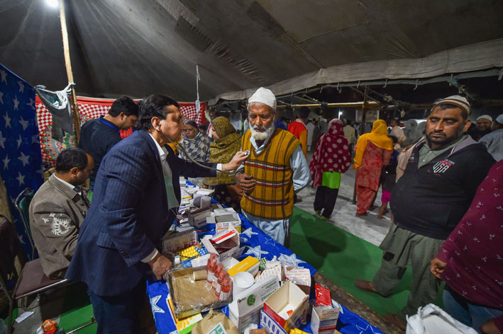 مصطفیٰ آباد کے عیدگاہ پناہ گزین کیمپ میں ڈاکٹر ویلفیئر اسوسی ایشن کے ممبر وہاں قیام پزیرافراد کی طبی جانچ کررہے ہیں۔&nbsp;