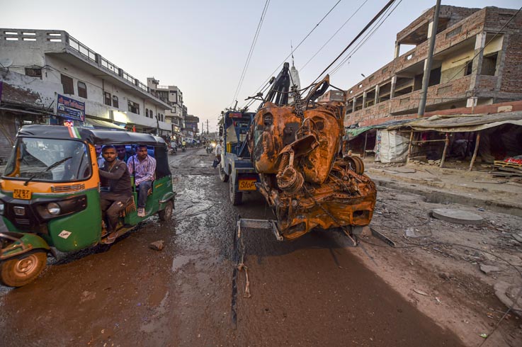 فساد کے بعد دہلی میں جلائی جانے والی گاڑیوں کے کباڑ کو صاف کیا جارہاہے ۔ اس فساد میں سیکڑوں گاڑیوں کو نذر آتش کیا گیا تھا۔