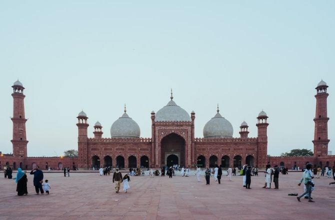 بادشاہی مسجد، پاکستان: پاکستان کے شہر لاہور میں واقع اس مسجد کو مغل شہنشاہ اورنگ زیب نے ۱۶۷۳ء میں تعمیر کروایا تھا۔ یہ مسجد مغل اور اسلامی فن تعمیر کا شاندار امتزاج ہے۔ مسجد میں بیک وقت ایک لاکھ سے زائد مصلیان نماز ادا کرسکتے ہیں۔&nbsp;