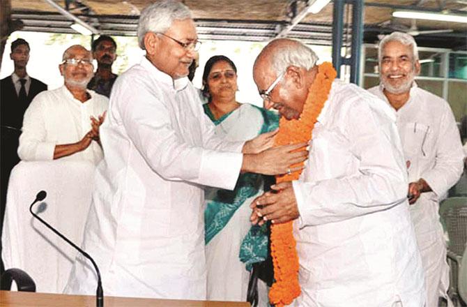 Vashisht Narayan Singh and Bihar Chief Minister Nitish Kumar. Photo: INN