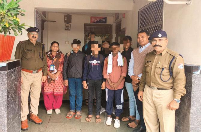 RPF introduced these children (face intentionally hidden) to their parents. Photo: INN