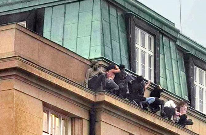 Students risked their lives to avoid firing. Photo: INN
