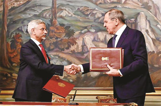 Jaishankar with Russian Foreign Minister Sergei Lavrov. (AP/PTI)