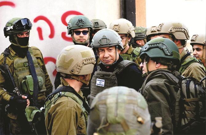 Netanyahu met with his soldiers and tried to raise their morale. Photo:AP/PTI