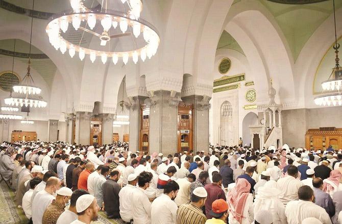 A picture of prayer time in Masjid Quba. It should be remembered that Quba Mosque is the first mosque of Islam, which is also mentioned in the Holy Quran. Photo: INN