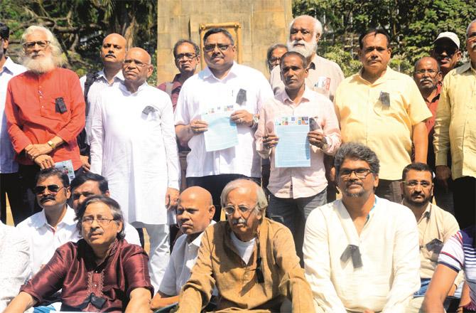 Senior journalists also protested against Shashikant`s death outside Mantralaya in Mumbai (Photo: Agency)