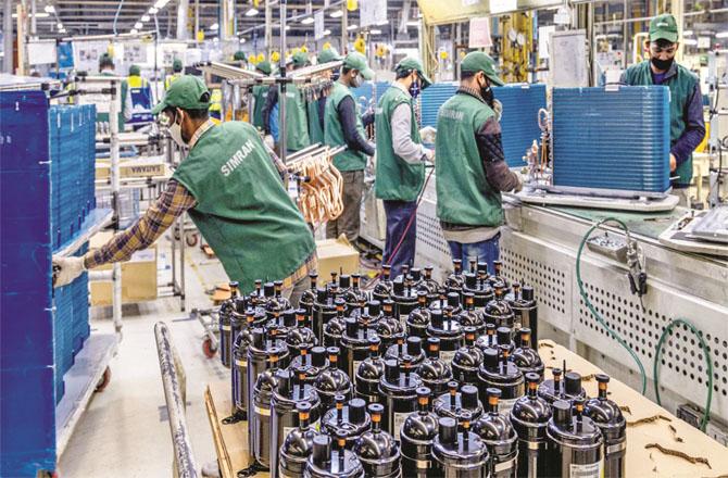 India`s manufacturing sector fell in October