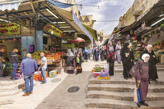 A market in an ancient area of ​​Palestine where Palestinian women can be seen shopping. Photo: INN