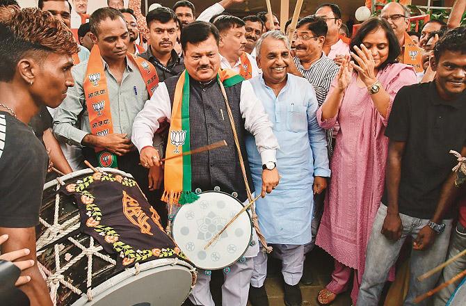 BJP leader Parveen Drakar expressed his happiness with the party workers after the success in the panchayat elections. Photo: INN
