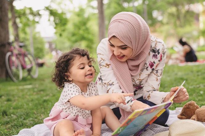 Provide interesting books to children to develop their love for reading. Photo: INN