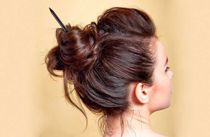 پنسل بَن (Pencil Bun): چاہے آپ کے بال سلکی ہوں یا گھنگھریالے، پنسل کی مدد سے آپ آسانی سے اور کم وقت میں ہی جوڑا بنا سکتی ہیں۔ جب آپ کے پاس کوئی ہیئر ایکسس سریز نہ ہو تو یہ تدبیر بالوں کو باندھنے کے لئے سب سے آسان ہے۔ بالوں میں کنگھی کریں اور سارے بالوں کو سمیٹ کر جوڑا بنا لیں، اس میں پنسل اس طرح لگائیں کہ جوڑا اپنی جگہ پر ٹائٹ سیٹ ہو جائے۔ بالوں کو آگے کی جانب سے تھوڑا سا اٹھا لیں اور بالوں سے لٹیں نکال لیں۔
