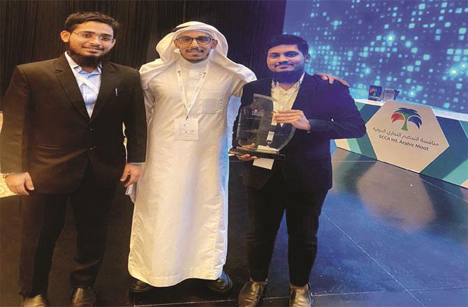 Mufti Abdullah Hussain Nadvi and Maulana Mazkar Khan with the award. Photo: INN