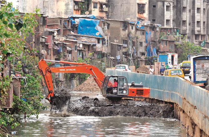 This year, the goal of removing 63 thousand 533 metric tons of garbage from small and large drains of the city has been set. Photo: INN