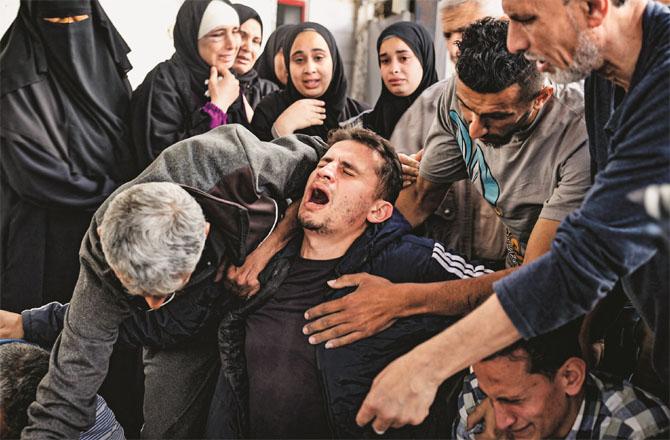 The families of those who were martyred in the Israeli attacks on Rafah wailing. Photo: Agency