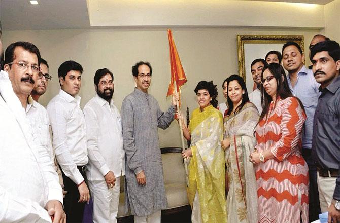An old picture of Vaishali Drikar with Uddhav Thackeray also featuring Shrikant Shinde.