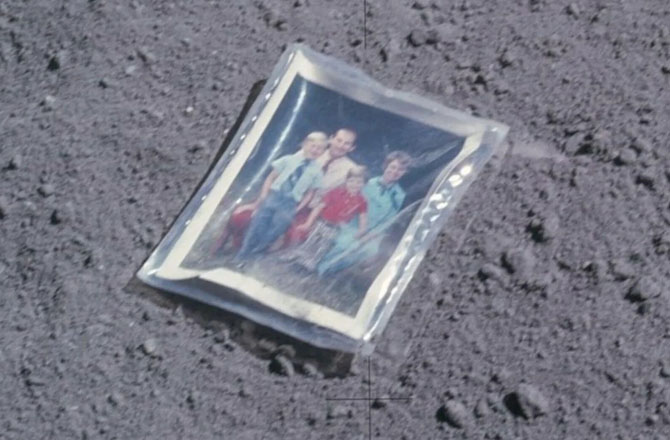 خلاباز کے خاندان کی تصویر(A photo of an astronaut`s family): &nbsp;اپولو ۱۶؍مشن کے دوران، ڈیکارٹس ہائی لینڈز کو دریافت کرنے کیلئے لونارروور کا استعمال کرتے ہوئے، چارلس ڈیوک (امریکہ کے سابق خلا باز)نے خود کی ، اپنی بیوی ڈوروتھی، اور بیٹے چارلس اور تھامس کی ۳؍ بائی۵؍ انچ کی تصویر چاند کی سطح پر چھوڑ دی۔ڈیوک نے تصویر کیوں چھوڑی؟ اس کی وجہ نہیں بتائی۔اس تصویر کے پیچھے ایک پیغام &rsquo;&rsquo;یہ سیارہ زمین سے خلاباز ڈیوک کا خاندان ہے جو اپریل ۱۹۷۲ء کو چاند پر اترا&lsquo;&lsquo; لکھا ہے۔ یہ تصویر شاید اب کافی دھندلی ہو چکی ہے۔