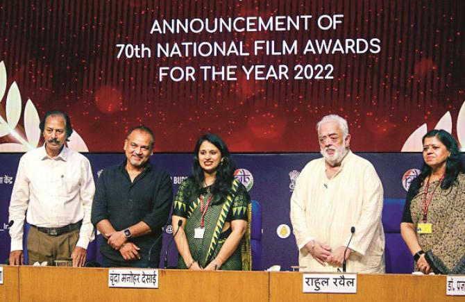 Rahul Rovel, Nila Madhab Panda, Gangadhar Madliar and others announced the awards. Photo: INN