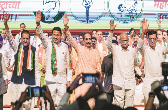 Balasaheb Thorat, Sharad Pawar, Uddhav Thackeray, Nana Patole and Prithviraj Chauhan can be seen in the first row. Photo: PTI