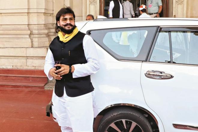 Abbas Ansari can be seen standing outside the assembly in an old photograph. Photo: INN