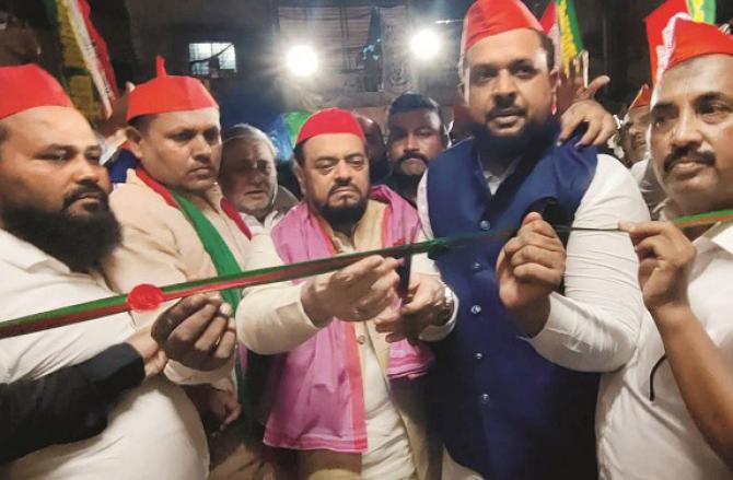 Abu Asim Azmi inaugurating the party office in Bhiwandi. Photo: INN