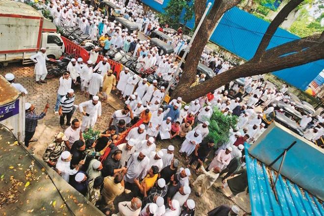 A large number of people are seen gathering outside the Amboli Police Station. Photo: INN