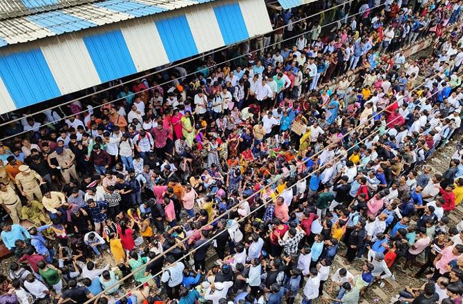 Protesters crowd at Badlapur station. Photo: Ashish Rane, Inquilab