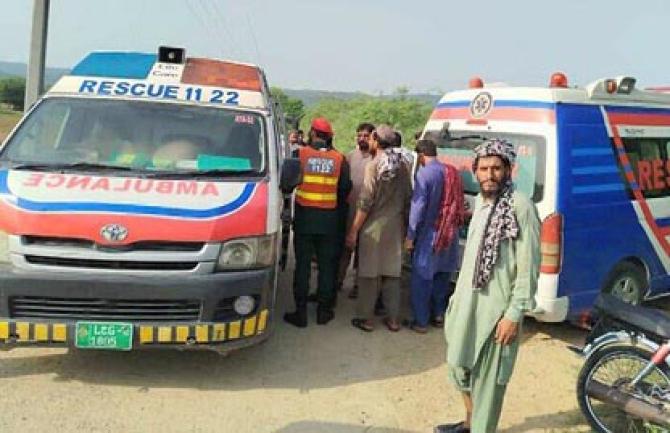 A team of medical personnel and local people can be seen at the scene in Attock. Photo: INN