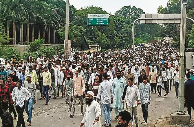 And in Nigabad and Ahmednagar, large numbers of people took to the streets. Photo: INN