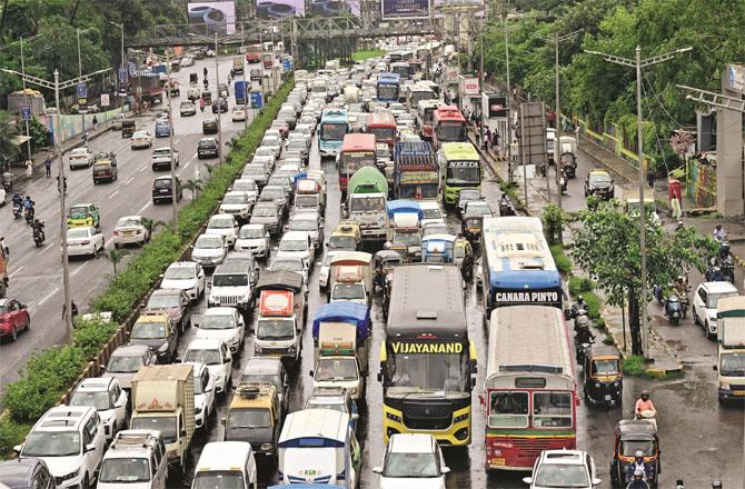 Like BKC, there is a traffic jam on the Eastern Express Highway.