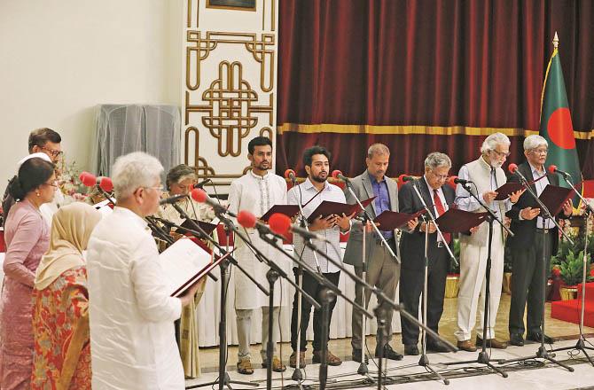 The swearing-in ceremony of the interim cabinet was held at the Presidential Palace in Dhaka on Thursday night. Photo: INN