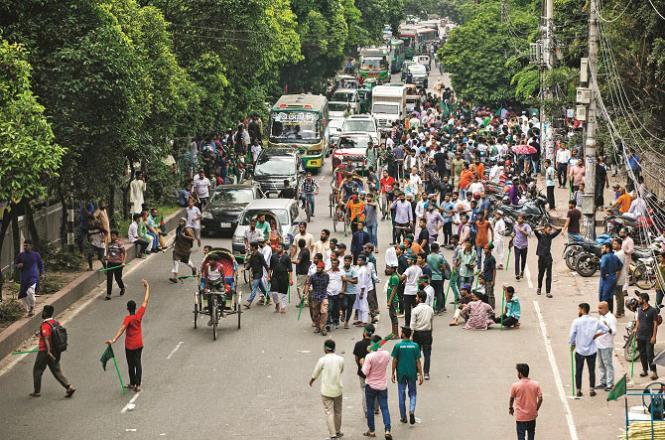 Anger against Sheikh Hasina still lingers in Bangladesh, with protesters seen outside Sheikh Mujibur Rahman`s house. Photo: INN